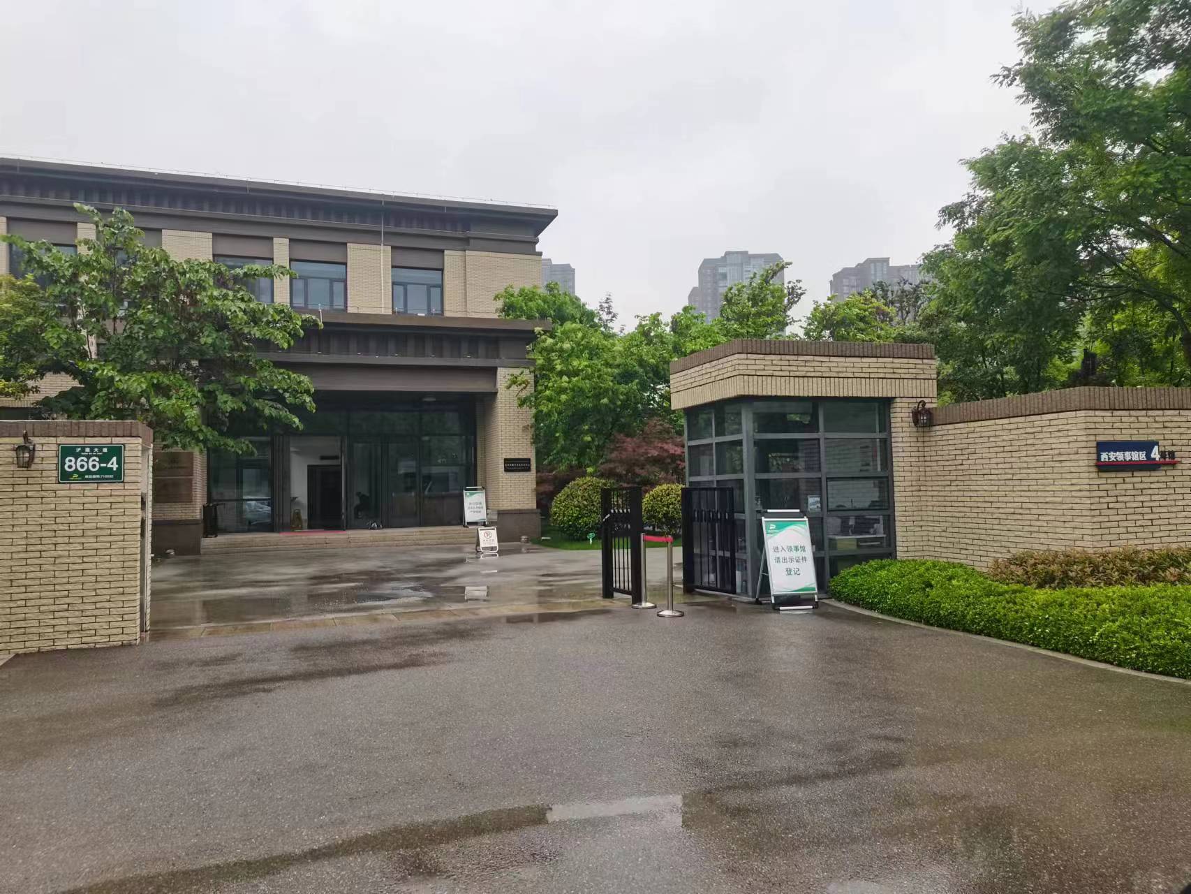 西安领事馆采用我司65寸立式广告机