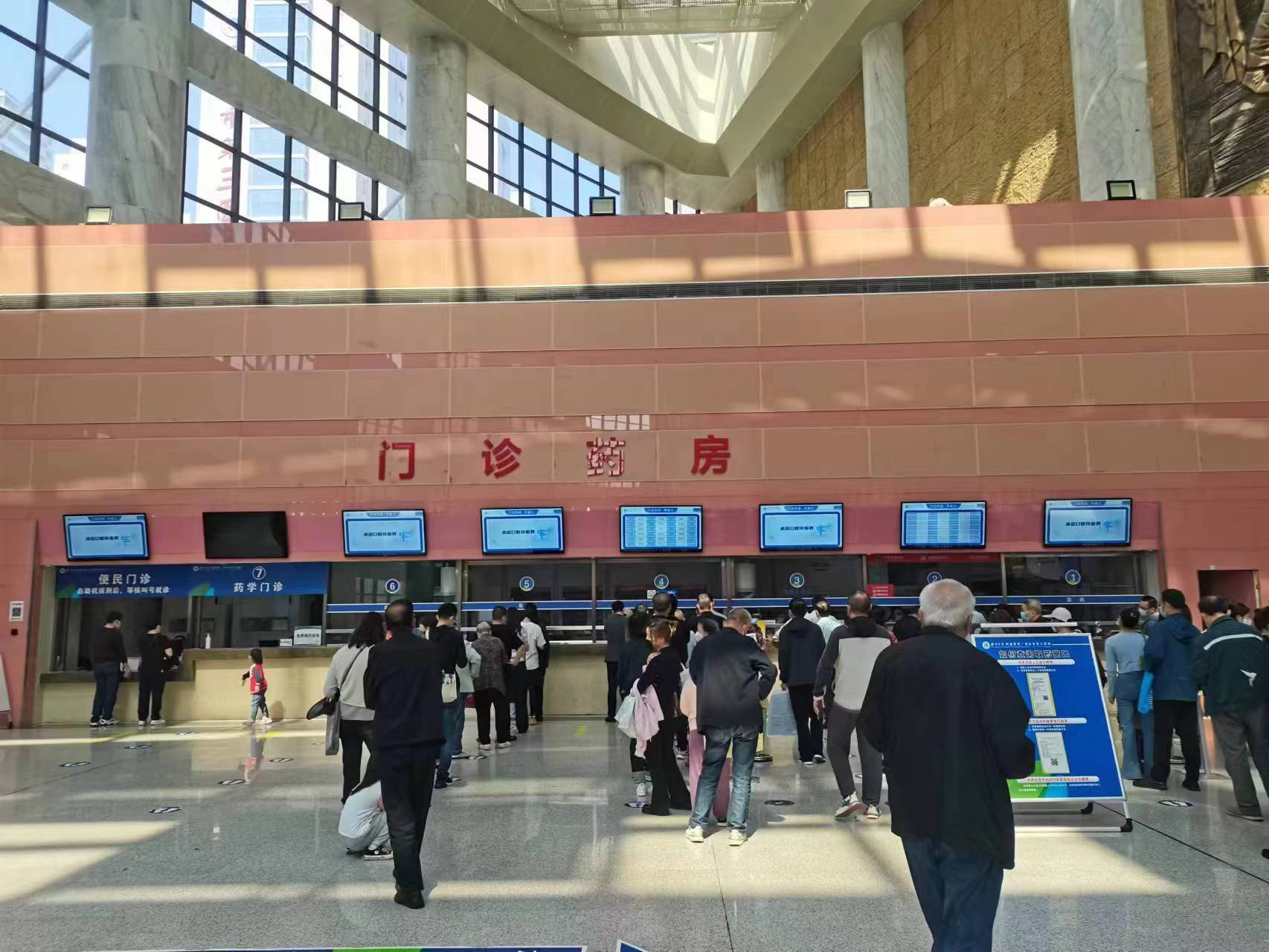 西安市第三医院门诊药房采用我司高亮度广告机